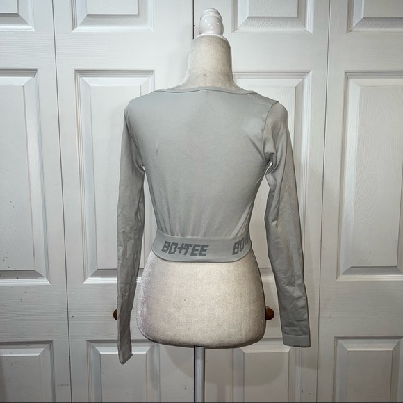 BO+TEE UPRIGHT Long Sleeve Crop Top In Grey - Picture 4 of 4
